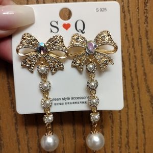 Gold bow pearl earrings